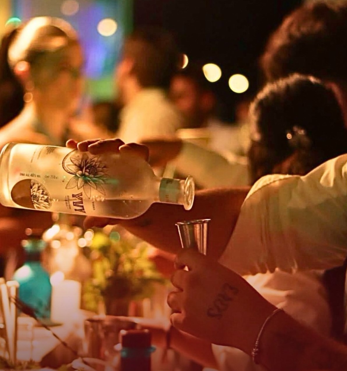 Bartender servindo convidados durante recepção