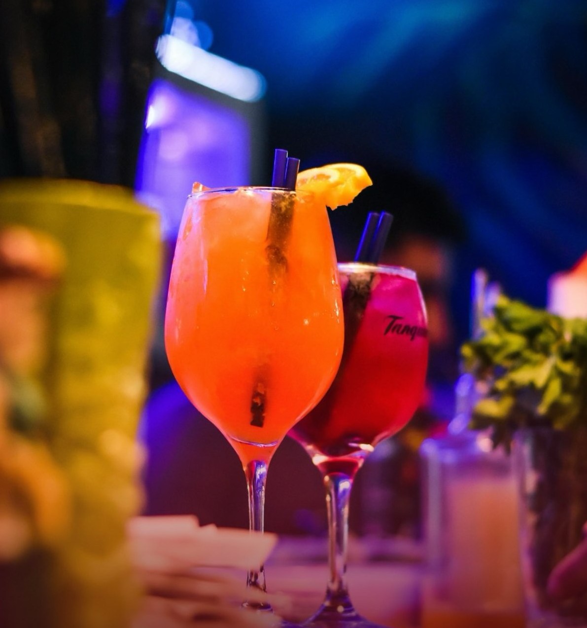 Coquetéis coloridos servidos em evento noturno