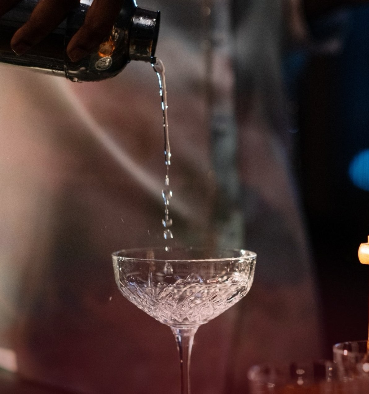 Drink sendo servido em taça coupe